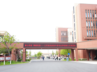 爱心传递 情暖校园——江苏省张家港中等专业学校爱心义卖活动火热开启