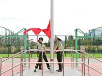 金秋启新程，国旗下铸初心